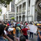 Los vendedores informales que fueron desalojados de la bahía de Guayaquil marcharon hasta el Municipio pidiendo un espacio para trabajar.