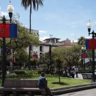 Aunque no con la misma fuerza que en los años anteriores, pero en el centro histórico, vecinos y propietarios de locales han colocado sus banderas para rendir homenaje a la fundación de la Carita de Dios. La agenda festiva empezó el lunes con el ‘embanderamiento’, que se llevó a cabo en la Plaza Grande con la participación del alcalde Jorge Yunda.