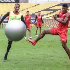 Los jugadores de Barcelona tuvieron una práctica recreativa con una pelota gigante