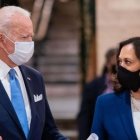 Joe Biden y su vicepresidenta Kamala Harris, ambos con mascarilla.