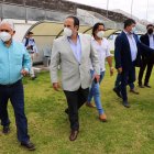 El presidente de la Ecuafútbol, Francisco Egas, recorrió las instalaciones del Municipal junto con las autoridades de Otavalo