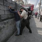 Control. Desde noviembre la Policía inició con las revisiones a los peatones en varios sectores de la capital.