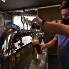 Mercado. La cerveza artesanal se puede promocionar solo en las redes sociales, por tener seis grados de alcohol.