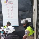 Ayuda. Policías ayudaron en la evacuación de los cadáveres de los reos.