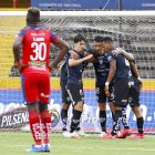 Los jugadores del Independiente celebran tras el segundo gol en el triunfo sobre El Nacional.