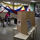 Electores asisten a un puesto de votación durante la jornada de elecciones a diputados.
