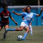 Mara Gómez, la primera futbolista transgénero que juega en la primera división argentina.