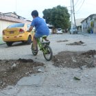 Problema. La peatonal es de piedra y tierra.