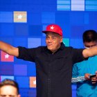 El candidato chavista a la Asamblea Nacional, Jorge Rodríguez, celebra previo al anuncio de los resultados del Consejo Nacional Electoral (CNE) la madrugada de este lunes en el Teatro Bolívar de Caracas (Venezuela).