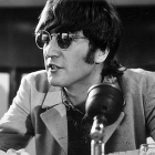 John Lennon durante una rueda de prensa en el aeropuerto de London.