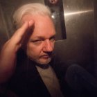 Julian Paul Assange, ​ conocido como Julian Assange, es un programador, periodista y activista de Internet australiano conocido por ser el fundador, editor y portavoz del sitio web WikiLeaks.