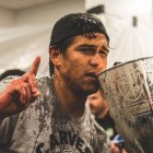 Xavier Arreaga, defensa ecuatoriano de los Sounders, celebra el título de conferencia.