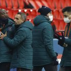 Achille Webo (i), colaborador del Basaksehir reaccionó molesto luego de que el cuarto árbitro lo llamo "negro".