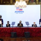 Robert Lighthizer e Iván Ontaneda sostienen los documentos del acuerdo firmado ayer.