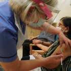 Newcastle (United Kingdom), 08/12/2020.- Ranjan Shukla, accompanied by her husband Dr Hari Shukla, receives the first of two Pfizer/BioNTech Covid-19 vaccine jabs, administered by retired nurse Suzanne Medows, at the Royal Victoria Infirmary in Newcastley, Britain, 08 December 2020. The UK started the largest immunisation programme in the country"s history. Care home workers, NHS staff and people aged 80 and over will begin receiving the jab protecting against the SARS-CoV-2 coronavirus. (Reino Unido) EFE/EPA/Owen Humphreys / POOL