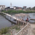 Movilidad. El puente de caña de Yurima que sirve solo durante el verano y que es hecho por los habitantes.