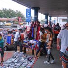 La Alborada. En los exteriores del centro comercial Plaza Mayor, este es el ambiente que se vive a diario. En el sitio, pese a los operativos municipales que se han hecho, los comerciantes no se retiran.