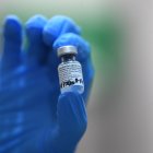 London (United Kingdom), 08/12/2020.- A member of medical staff holds a phial of the Pfizer/BioNTech Covid-19 vaccine jab at Guy"s Hospital in London, Britain, 08 December 2020. The UK started the largest immunisation programme in the country"s history. Care home workers, NHS staff and people aged 80 and over will begin receiving the jab protecting against the SARS-CoV-2 coronavirus. (Reino Unido, Londres) EFE/EPA/VICTORIA JONES / POOL