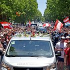 Hinchas de Estudiantes de La Plata despiden a Alejandro Sabella.