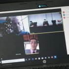 Sanción. El general David Proaño, exdirector del Isspol, siguió vía Zoom la lectura de la sanción administrativa.