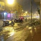 Algunas calles de Babahoyo se convirtieron en ríos tras la primera lluvia fuerte de diciembre de2020.