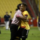 Fabián Bustos (i) disfruta del buen momento que vive con Barcelona.