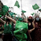 Celebraciones en Buenos Aires después de que la Cámara de Diputados de Argentina aprobara proyecto de ley a favor del aborto.