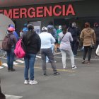 Una fila fuera de una farmacia en Quito en busca de medicamentos.