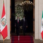 El presidente de Chile, Sebastián Piñera (i), llega hoy junto a su homólogo colombiano, Iván Duque (d), a una rueda de prensa con motivo de la XV Cumbre de la Alianza del Pacífico, en el Palacio de La Moneda en Santiago (Chile).