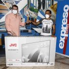 Ganador. El gerente de Mercadeo de EXPRESO, Iván Varela, durante la entrega del televisor a Isaías Manzo.