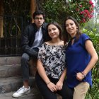 Gabriela Larreátegui junto a sus hijos.