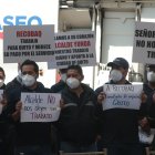 Trabjadores de Recobaq  exigen el pago de Emaseo con pancartas.