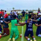 Los jugadores del Guayaquil Sport se reunieron en el centro de la cancha para orar y agradecer por el ascenso