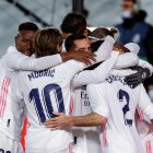 Los jugadores de Real Madrid festeja el segundo gol en el derbi de la capital española