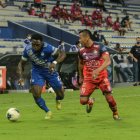 Emelec intenta, pero no obtiene resultados.