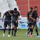 Los jugadores albos festejan el segundo gol de Rodrigo Aguirre, que sirvió para el empate transitorio