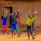 Algunos de los niños del refugio en uno de su última creación audiovisual.
