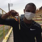 Álex Quiñónez, velocista ecuatoriano, muestra su medalla de oro tres ganar una de las pruebas.