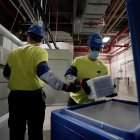 Portage (United States), 13/12/2020.- Boxes containing the Pfizer-BioNTech COVID-19 vaccine are prepared to be shipped at the Pfizer Global Supply Kalamazoo manufacturing plant in Portage, Michigan, USA, 13 December 2020. The vaccine, co-developed by German partner BioNTech, is being shipped from the Michigan Pfizer plant using containers with dry ice and GPS-enabled sensors to ensure each shipment stays even colder. (Estados Unidos) EFE/EPA/MORRY GASH / POOL