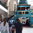 Papá Noel y Mamá Noela en el centro comercial San Marino Shopping.