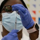 Dr. Michelle Chester extrae la vacuna covid-19 en una jeringa en el Centro Médico Judío de Long Island.