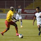 Gabriel Marques (d) salió lesionado en la derrota que Barcelona sufrió ante Aucas.