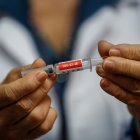 Una enfermera presenta la vacuna contra el covid-19 desarrollada por el laboratorio chino Sinovac Biotech.