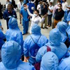 Médicos y trabajadores de salud se preparan en un improvisado hospital en el Centro de Convenciones en Guayaquil.
