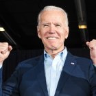 El candidato demócrata Joe Biden saluda a sus simpatizantes el 3 de frebrero de 2020, durante el caucus de Iowa, en Des Moines (EE.UU.).