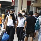 Transeuntes usan mascarillas durante su paso por la Bahía.