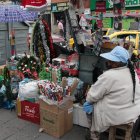 Comerciantes se quejan de que, pese a la reactivación, los artículos para la Navidad no tienen acogida.