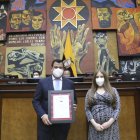 Reconocimiento. César Litardo recibe el certificado ISO 37001 a su sistema de gestión antisobornos de manos de María Isabel Muñoz, de AENOR.