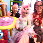 Valiana Areco junto a sus títeres favoritos.