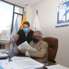 Roberto Passailaigue, interventor y rector de la Universidad de Guayaqauil; y Monserrat Bustamante, vicerrectora y miembro de la CIFI.